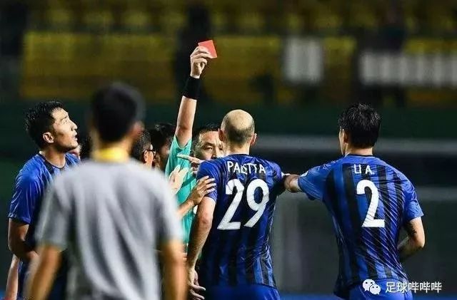  拜仁多特巅峰对决主裁争议判罚引争议  