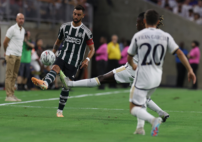  滕哈格变阵三中卫，曼联防守焕然一新  